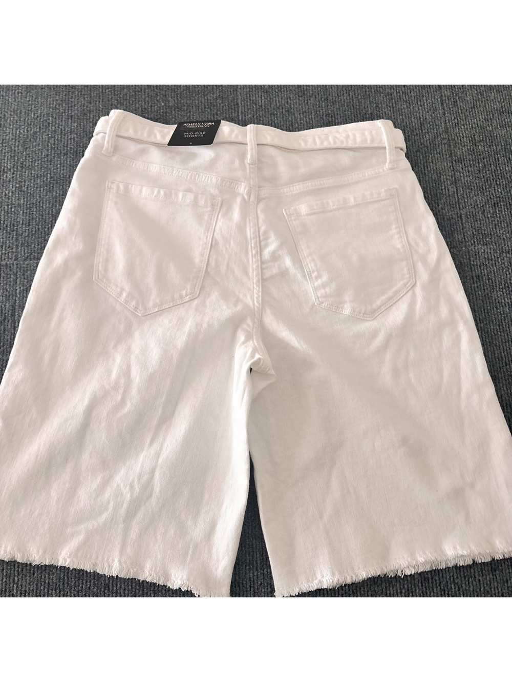 NWT - Vera Wang Denim White Bermuda Shorts Belt, Size 6 - Picture 2 of 8